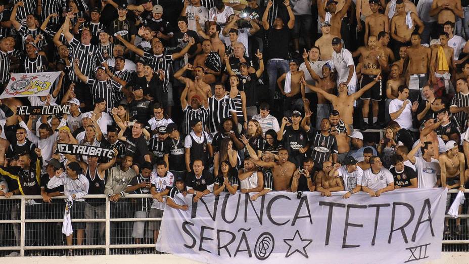 Torcida do Corinthians durante a final do Campeonato Paulista contra o Santos na Vila Belmiro