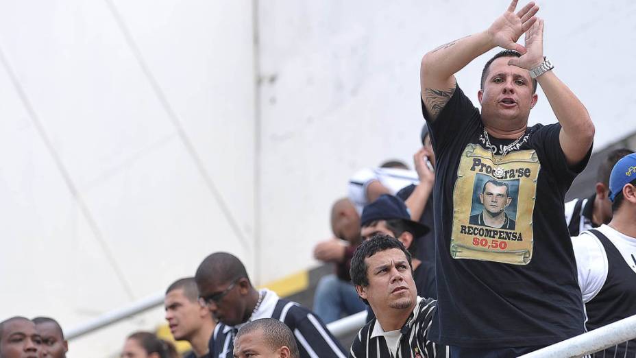 Torcedor do Corinthians protesta contra o árbitro Carlos Amarilla durante a final do Campeonato Paulista contra o Santos na Vila Belmiro