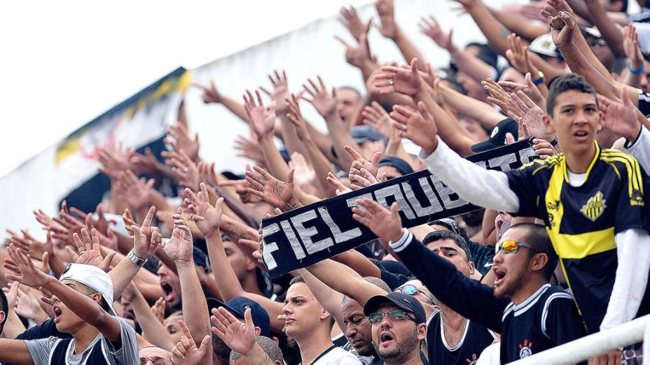 Torcida do Corinthians durante a final do Campeonato Paulista contra o Santos na Vila Belmiro