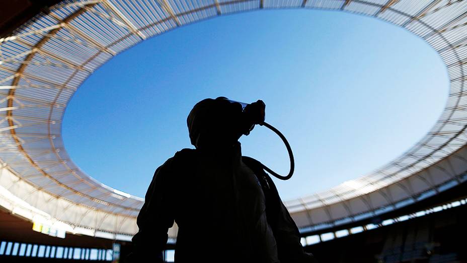 Um soldado usa uma vestimenta anti-radiação durante uma simulação de um ataque terrorista químico e radiológico, no estádio Mané Garrincha em Brasília