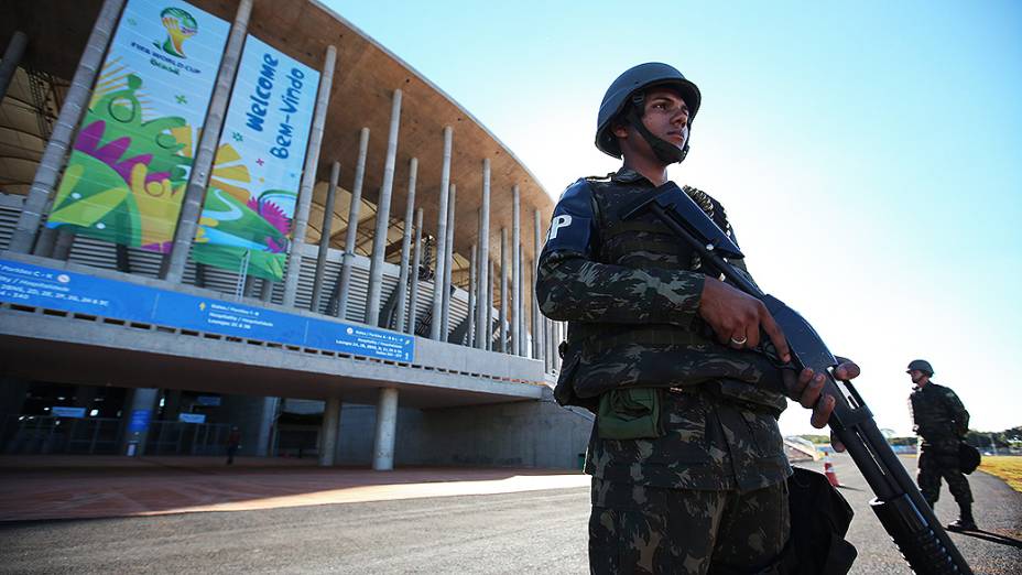 Soldados participam de uma simulação de ataque terrorista, no estádio Mané Garrincha em Brasília