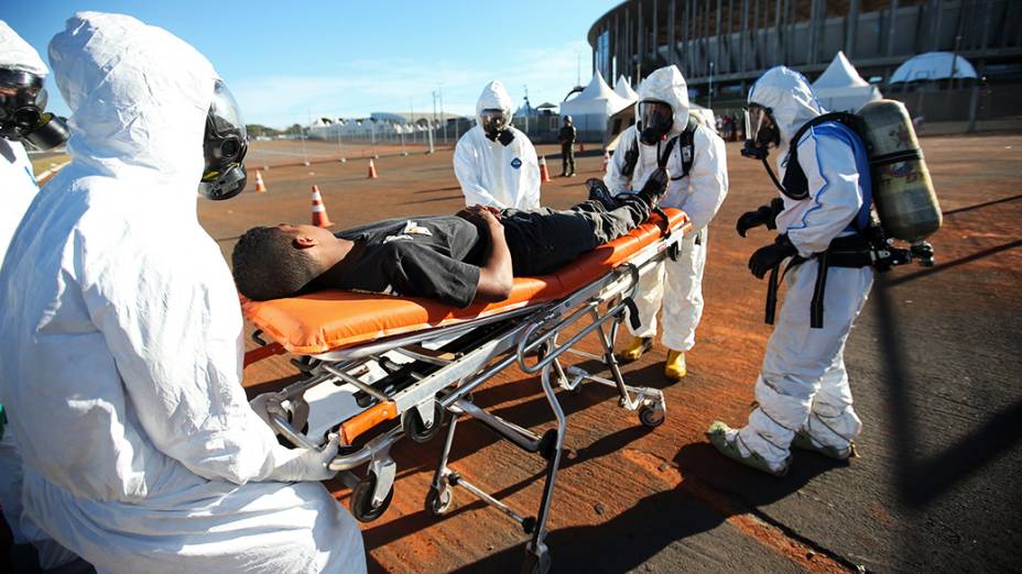 Soldados usam vestimentas anti-radiação durante uma simulação de um ataque terrorista químico e radiológico, no estádio Mané Garrincha em Brasília