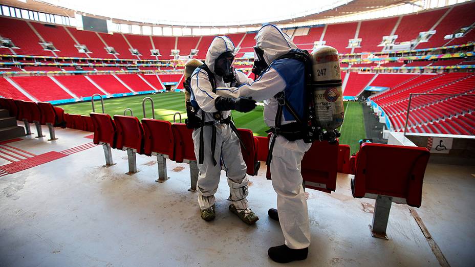 Soldados usam vestimentas anti-radiação durante uma simulação de um ataque terrorista químico e radiológico, no estádio Mané Garrincha em Brasília