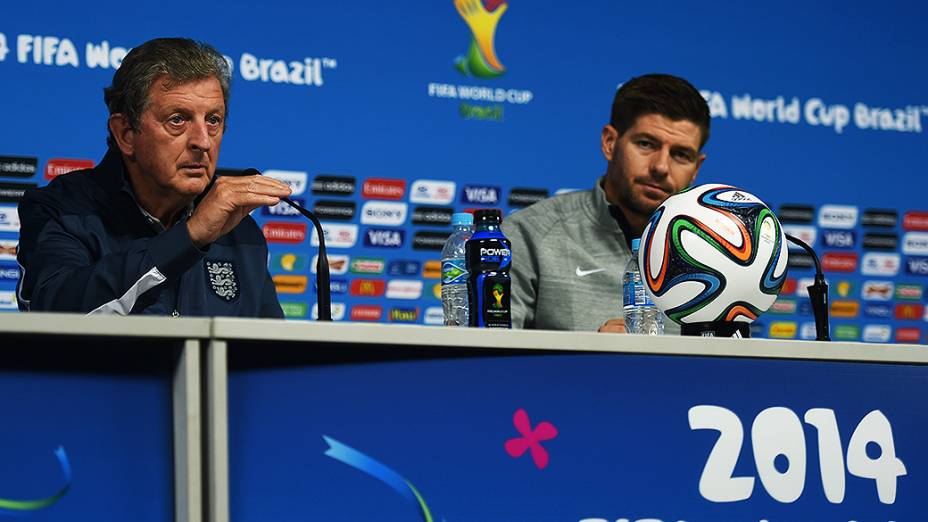 O técnico da seleção inglesa Roy Hogdson e o capitão Steven Gerrard durante coletiva de imprensa na véspera da partida contra a Uruguai no Itaquerão, em São Paulo