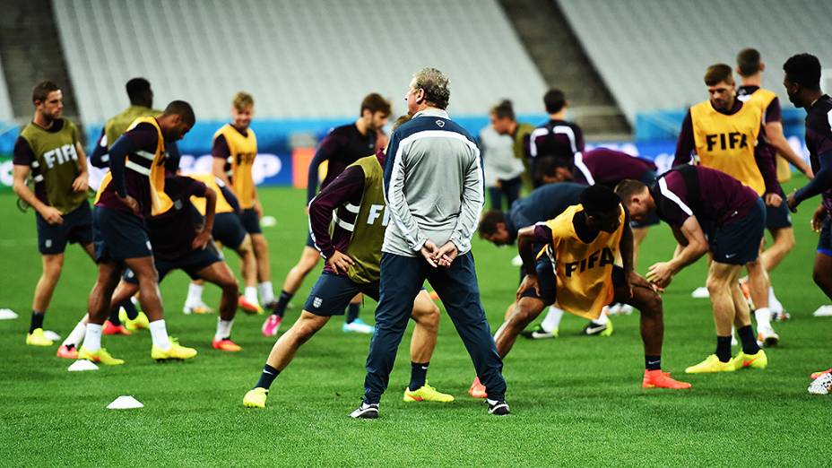 Roy Hogdson comanda o treino da seleção inglesa na véspera da partida contra a Uruguai no Itaquerão, em São Paulo