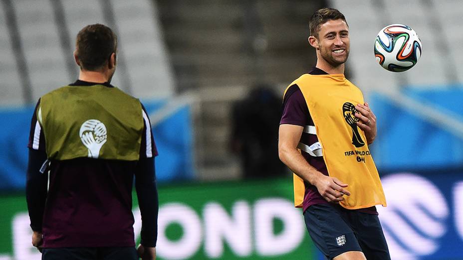 O zagueiro inglês Gary Cahill durante treino da seleção inglesa na véspera da partida contra a Uruguai no Itaquerão, em São Paulo