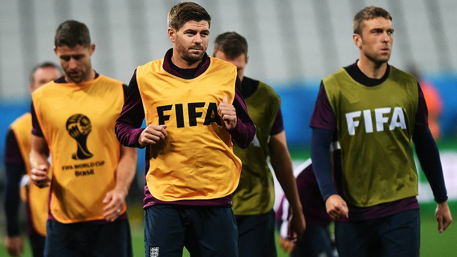 O capitão Steven Gerrard durante treino da seleção inglesa na véspera da partida contra a Uruguai no Itaquerão, em São Paulo