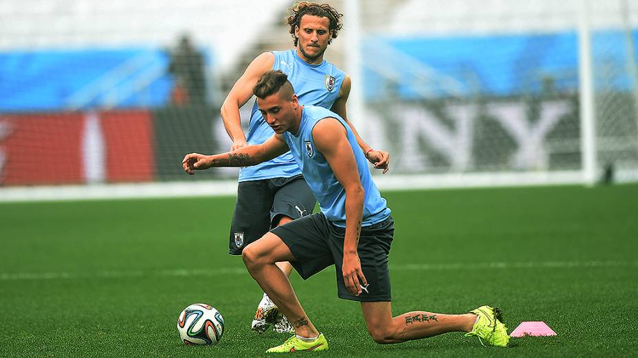 José Giménez e Diego Forlán durante treino da seleção uruguaia na véspera da partida contra a Inglaterra no Itaquerão, em São Paulo