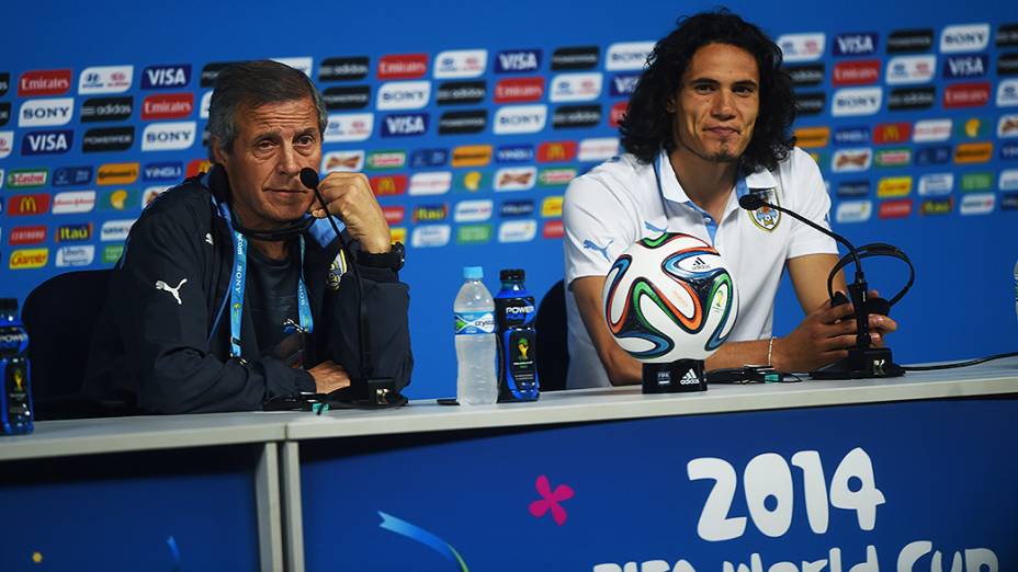O técnico da seleção uruguaia Óscar Tabárez e o atacante Edinson Cavani durante coletiva de imprensa na véspera da partida contra a Inglaterra no Itaquerão, em São Paulo
