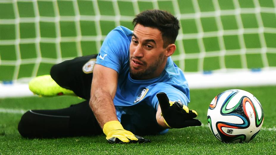 Goleiro reserva Martin Silva durante treino da seleção uruguaia na véspera da partida contra a Inglaterra no Itaquerão, em São Paulo