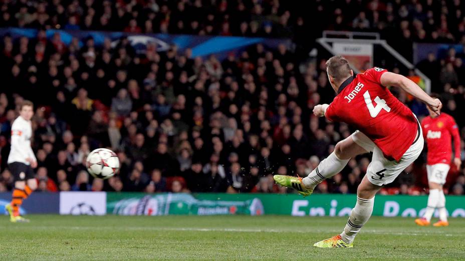 Jogador do Manchester United, Phil Jones chuta e marca gol contra o Shakhtar Donetsk, pela Liga dos Campeões na Inglaterra