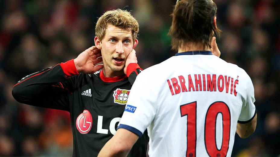 Stefan Kiessling do Bayer Leverkusen encara Ibrahimovic do PSG na partida de ida das oitavas de final da Liga dos Campeões