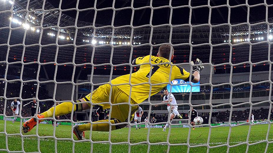 Ibrahimovic marcou de pênalti o segundo gol da vitória do PSG na partida de ida das oitavas de final da Liga dos Campeões contra o Bayer Leverkusen