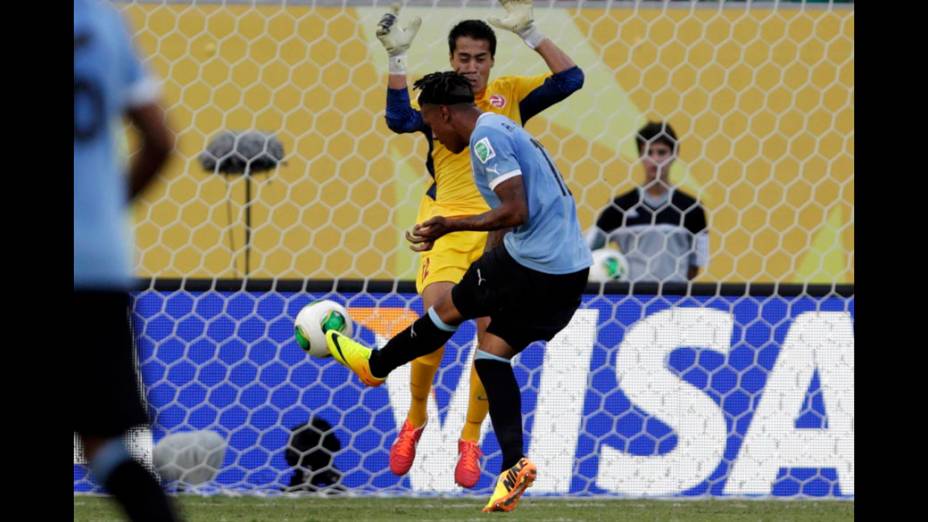 Jogador Abel Hernandez do Uruguai, marca gol contra o Taiti, pela Copa das Confederações, na Arena Pernambuco