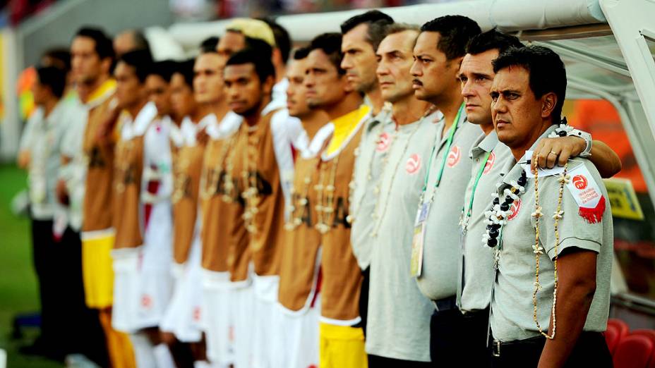 Jogadores e comissão técnica do Taiti, durante o jogo contra o Uruguai, pela Copa das Confederações, na Arena Pernambuco