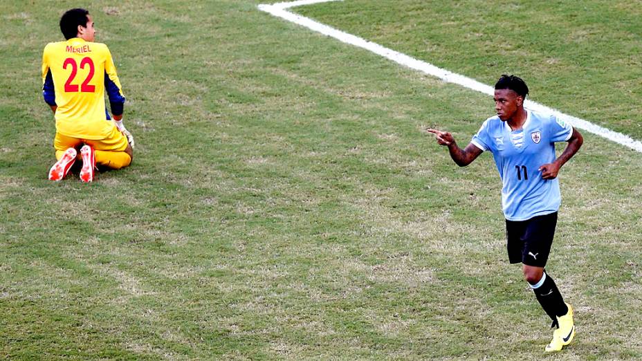 Jogador Abel Hernandez do Uruguai, marca seu segundo gol contra o Taiti, pela Copa das Confederações, na Arena Pernambuco