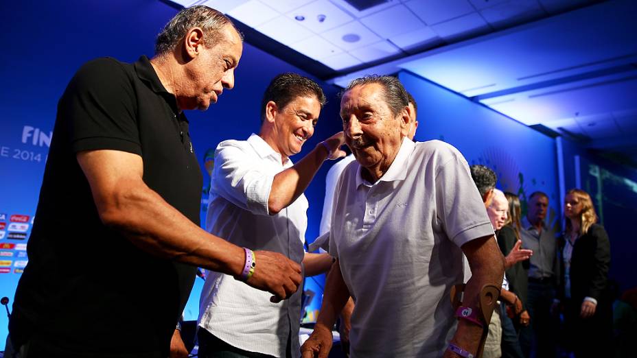 Alcides Ghiggia cumprimenta Carlos Alberto Torres no palco após uma coletiva de imprensa na véspera do sorteio final da Copa do Mundo 2014, na Costa do Sauipe