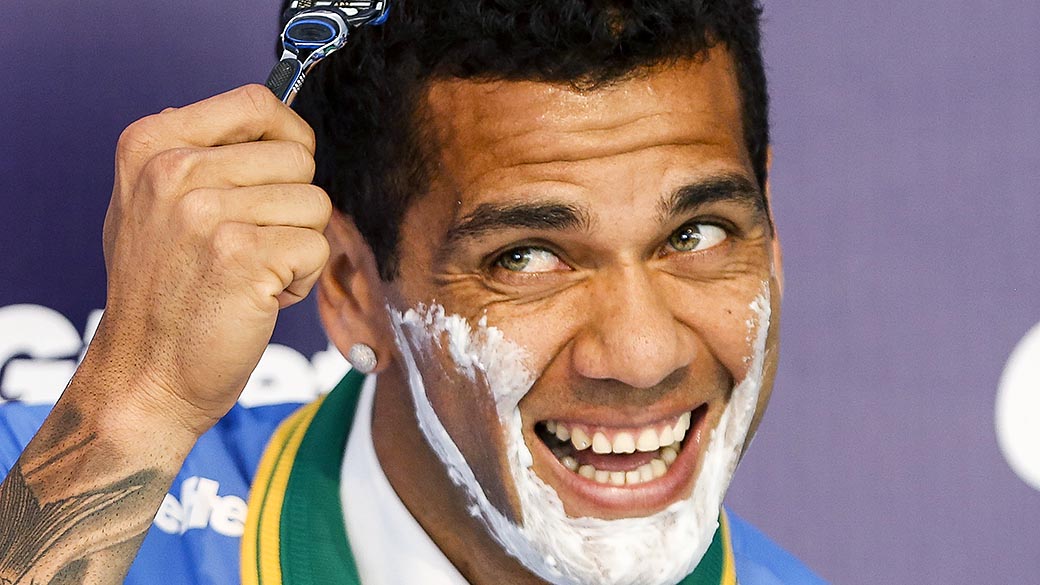Daniel Alves, em São Paulo: 'Povo não está feliz com os problemas que temos no país'