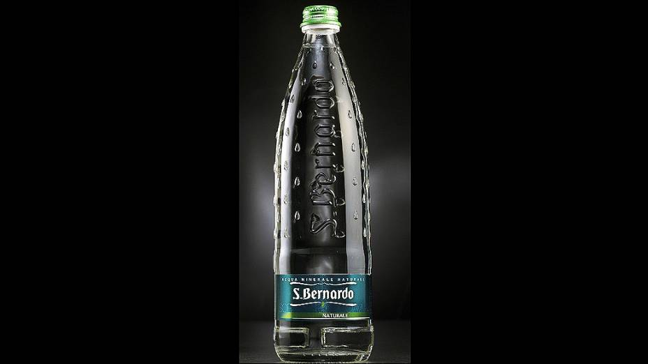 O novo estilo de design da garrafa de água S. Bernardo manteve a característica principal da primeira versão, desenhada por Giugiaro em 1994, com as famosas 88 gotas que cobrem a superfície