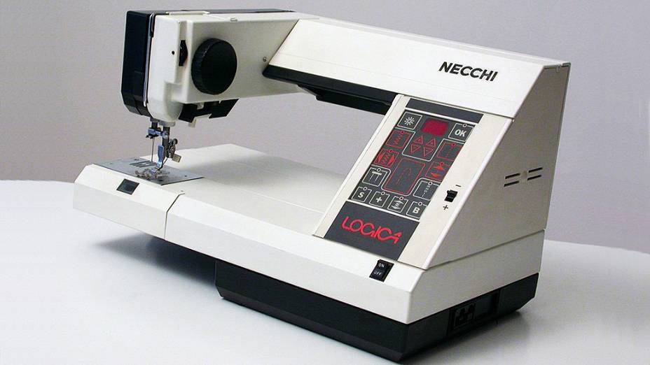 A primeira máquina de costura eletrônica portátil, desenvolvida para a marca Necchi