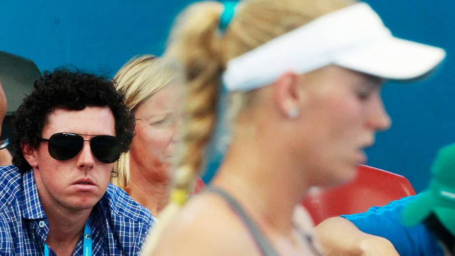 Rory McIlroy assiste partida de sua namorada Caroline Wozniacki ​​durante torneio de tênis em Brisbane, Austrália