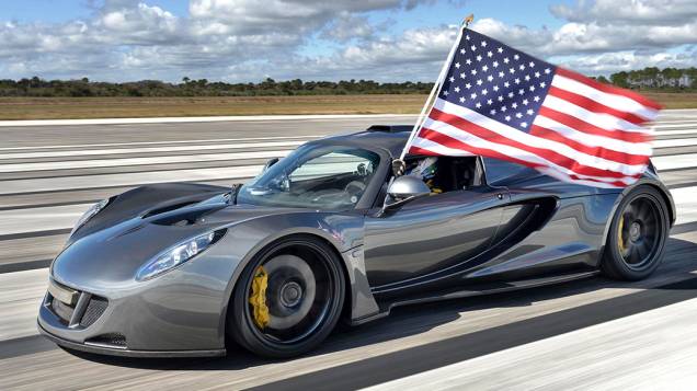 Piloto segura uma bandeira dos Estados Unidos após atingir 435 km/hora e bater o recorde mundial de velocidade com o carro Hennessey Venom GT nesta quinta-feira (27)