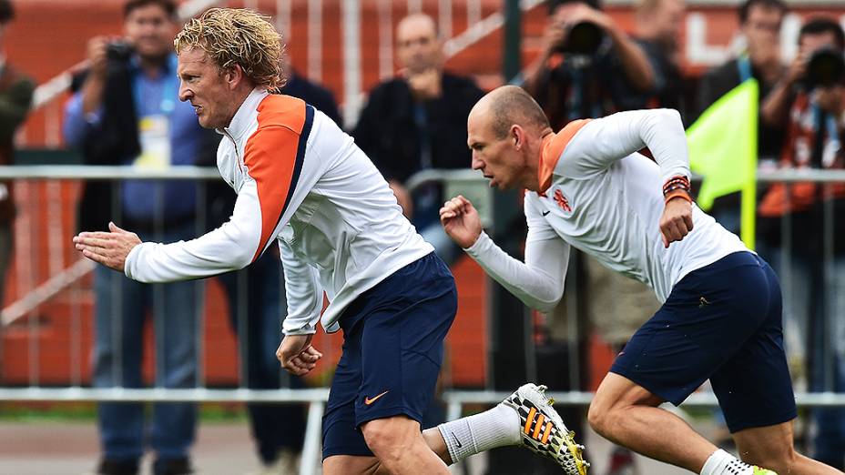 Kuyt e Robben durante treino da seleção holandesa no Pacaembu, em São Paulo