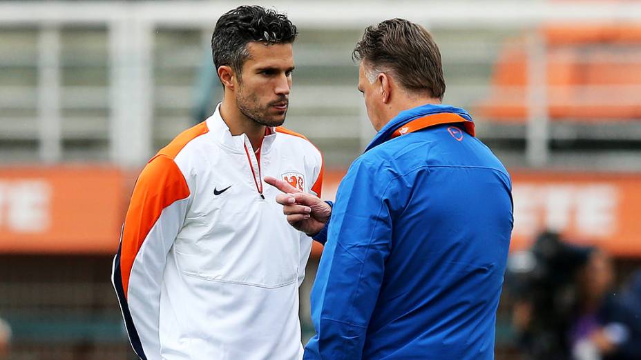 O treinador Louis Van Gaal conversa com Van Persie durante treino da Holanda no Pacaembu, em São Paulo