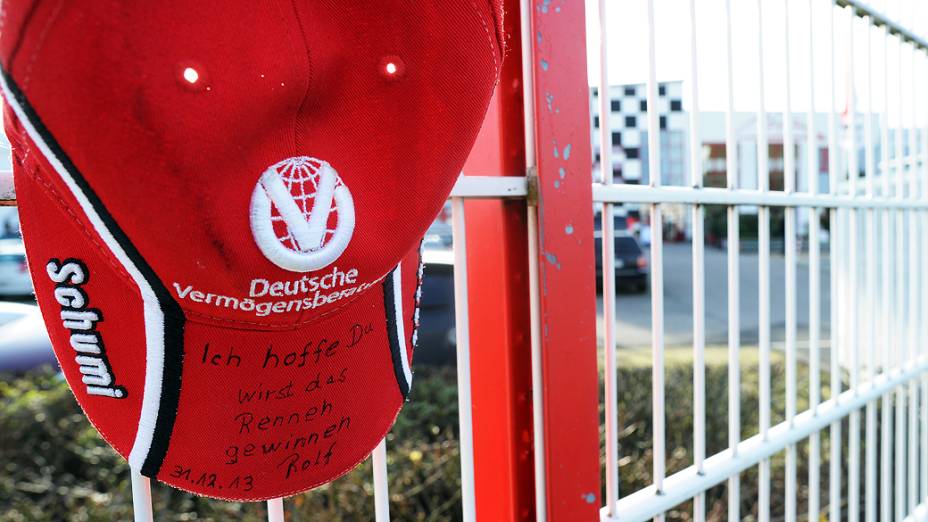 Fã coloca boné com a frase "Eu espero que você ganhe a corrida" em cima do muro do circuito de karting de propriedade de Michael Schumacher, em Kerpen, na Alemanha