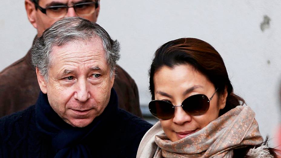 Ex-chefe de equipe da Ferrari e atual presidente da FIA, Jean Todt e sua namorada Michelle Yeoh deixam a unidade de emergência do Hospital Universitário de Grenoble, onde Michael Schumacher está recebendo tratamento, nos Alpes franceses