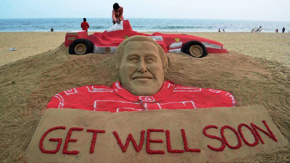 Artista Sudarsan Pattnaik faz uma escultura de areia de Michael Schumacher na praia de Puri, na Índia