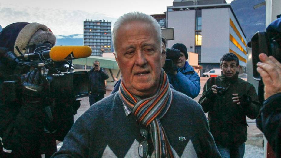 Rolf Schumacher, pai de Michael Schumacher, é cercado por jornalistas ao chegar ao Hospital Universitário de Grenoble, onde seu filho está recebendo tratamento, nos Alpes franceses