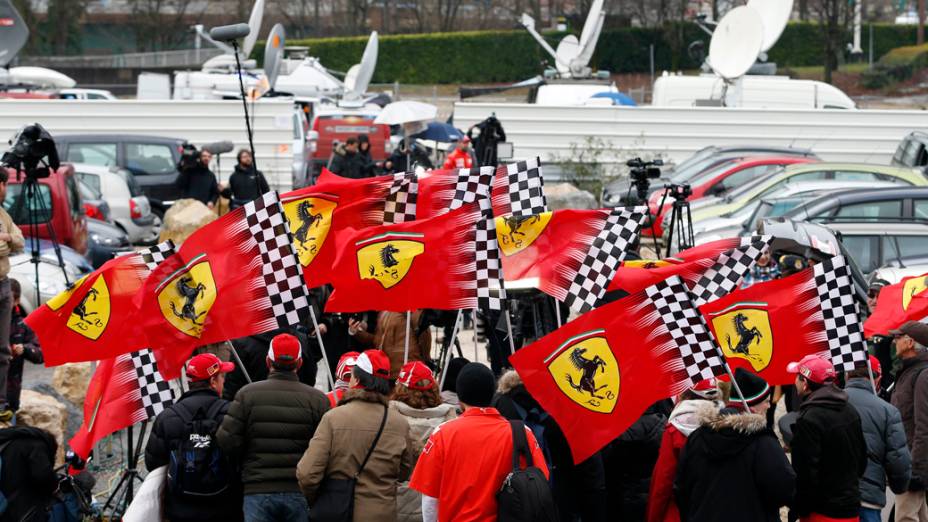 Fãs da Ferrari participam de um tributo pelo aniversário do ex-campeão mundial de Fórmula 1,  Michael Schumacher na frente do hospital CHU unidade de emergência em Grénoble