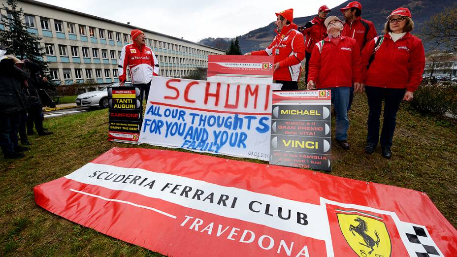 Fãs da Ferrari participam de um tributo pelo aniversário do ex-campeão mundial de Fórmula 1, Michael Schumacher na frente do hospital CHU unidade de emergência em Grénoble