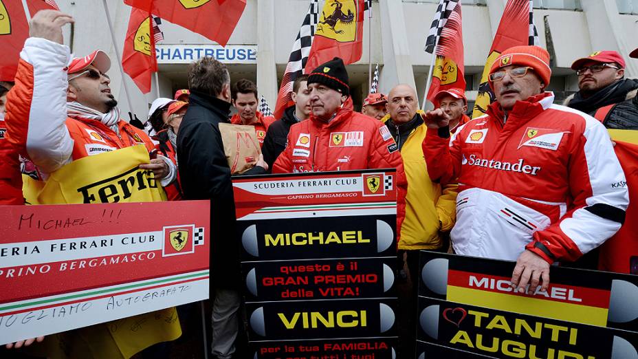 Fãs da Ferrari participam de um tributo pelo aniversário do ex-campeão mundial de Fórmula 1, Michael Schumacher na frente do hospital CHU unidade de emergência em Grénoble