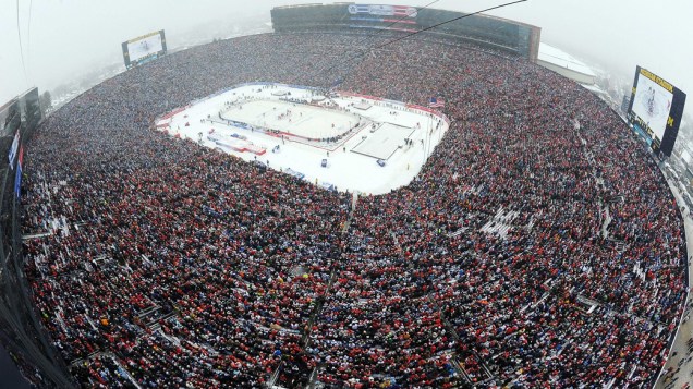 Uma multidão lotou o Michigan Stadium, em Ann Arbor, apesar do frio de 15 graus negativos, para assistir à vitória do Toronto Maple Leafs sobre o Detroit Red Wings durante a disputa de uma partida de hóquei a céu aberto no primeiro dia de 2014   