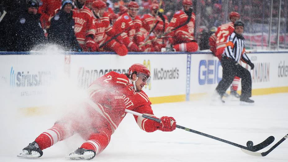 Diante de uma multidão, o Toronto Maple Leafs venceu o Detroit Red Wings (de vermelho)