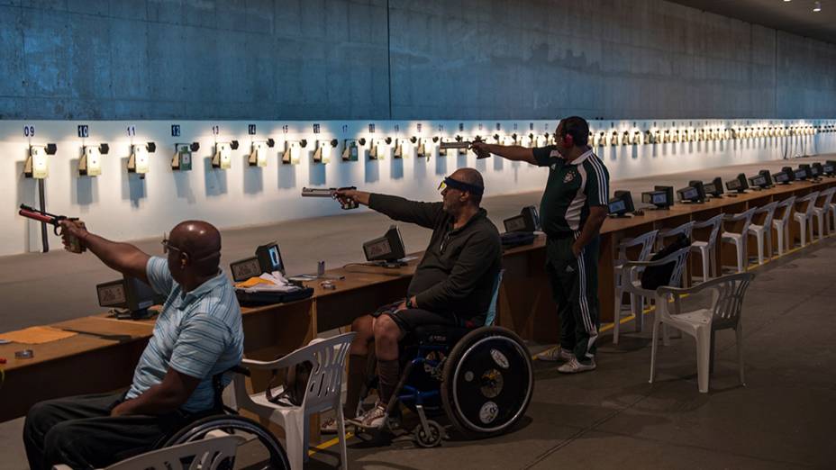 Atletas praticam no Centro Nacional de Tiro que será usado nos Jogos Olímpicos e Paraolímpicos 2016, no Complexo de Deodoro, no Rio de Janeiro