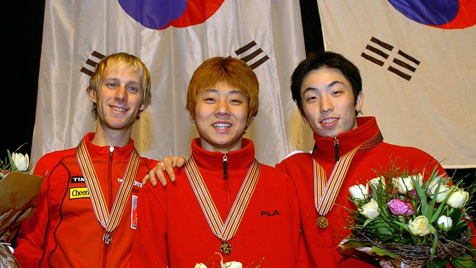 Viktor Ahn ainda com o nome de Ahn Hyun Soo: ao lado do canadense Jonathan Guilmette (à esq.) e do também sul-coreano Song Suk-Woo, em 2004