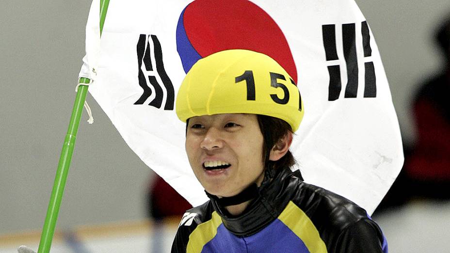 Viktor Ahn, ainda com o nome de Ahn Hyun-soo com a bandeira da Coreia do Sul durante a Copa do Mundo de Patinação de Velocidade em Pista Curta em Seul, em 2005