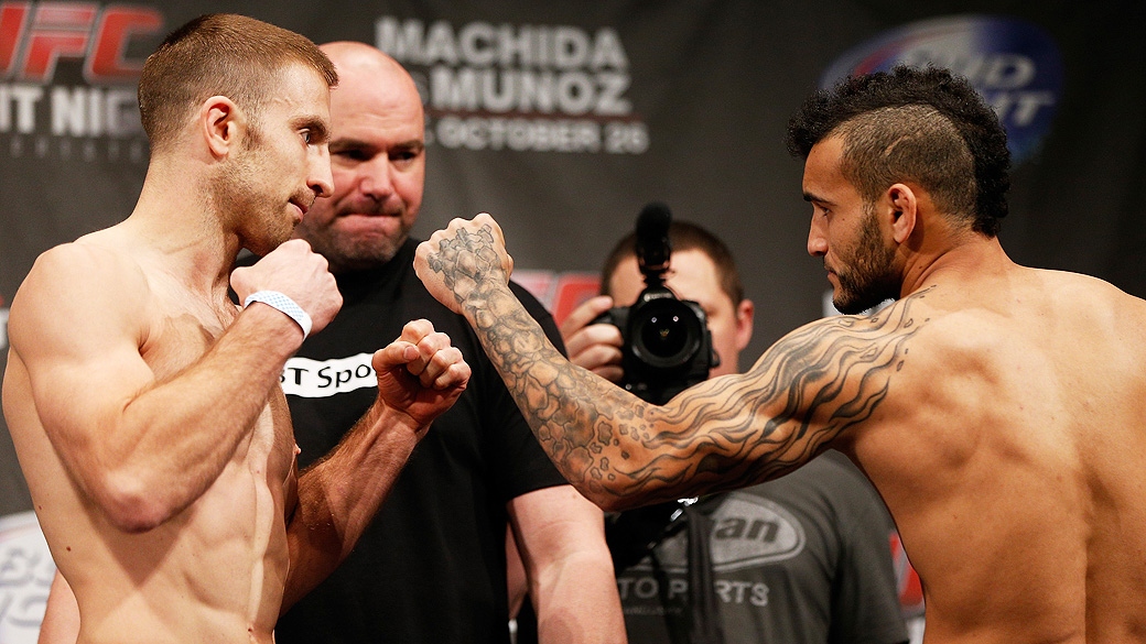 Phil Harris e John Lineker (à dir.), na pesagem do UFC Fight Nights, em Manchester, Inglaterra