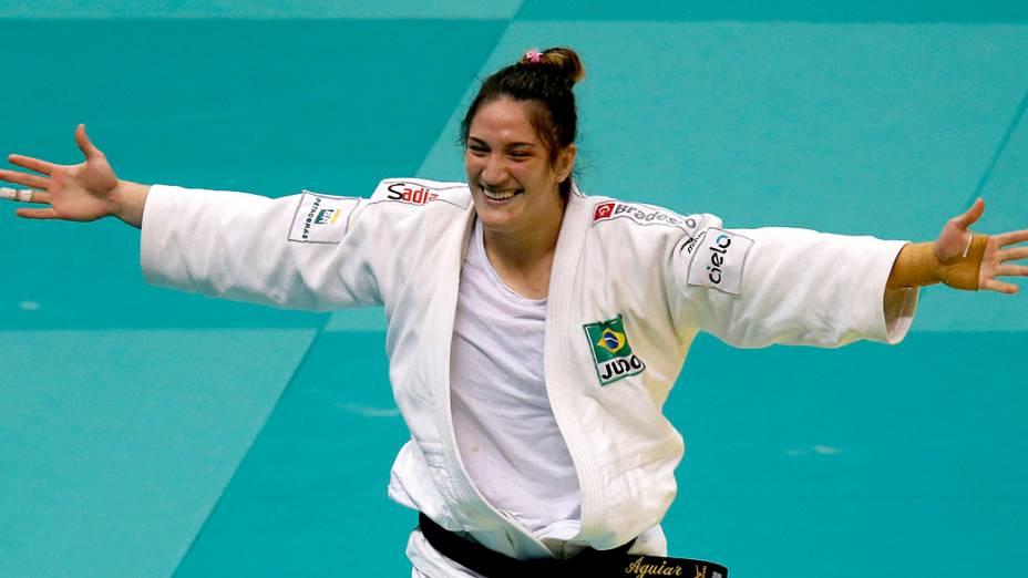 Brasileira Mayra Aguiar ganha medalha de bronze, após derrotar a canadense Catherine Roberge, no mundial de judô no Rio