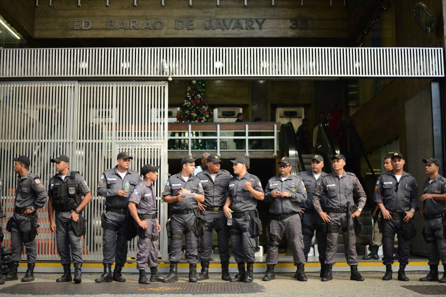 Movimentação de policiais em frente ao Superior Tribunal de Justiça Desportiva, no Rio de Janeiro