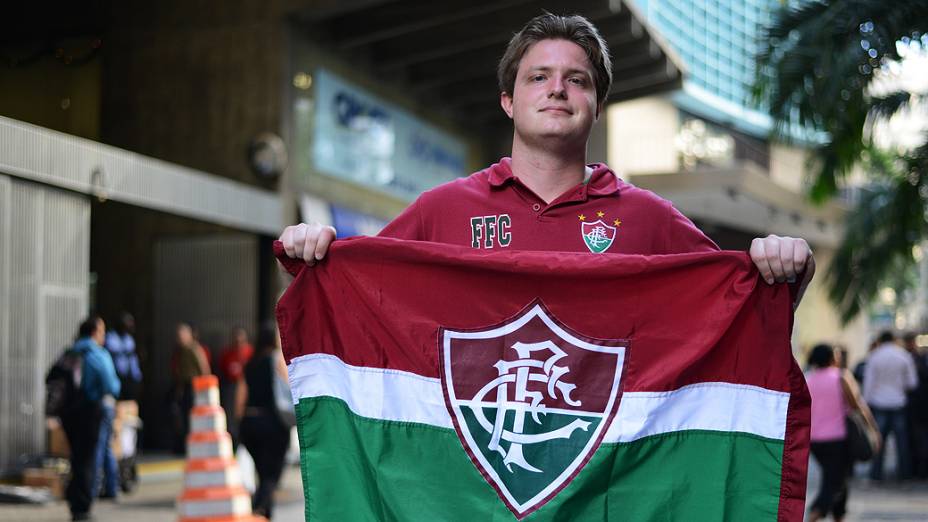 Torcedor do Fluminense em frente ao Superior Tribunal de Justiça Desportiva, no centro do Rio de Janeiro