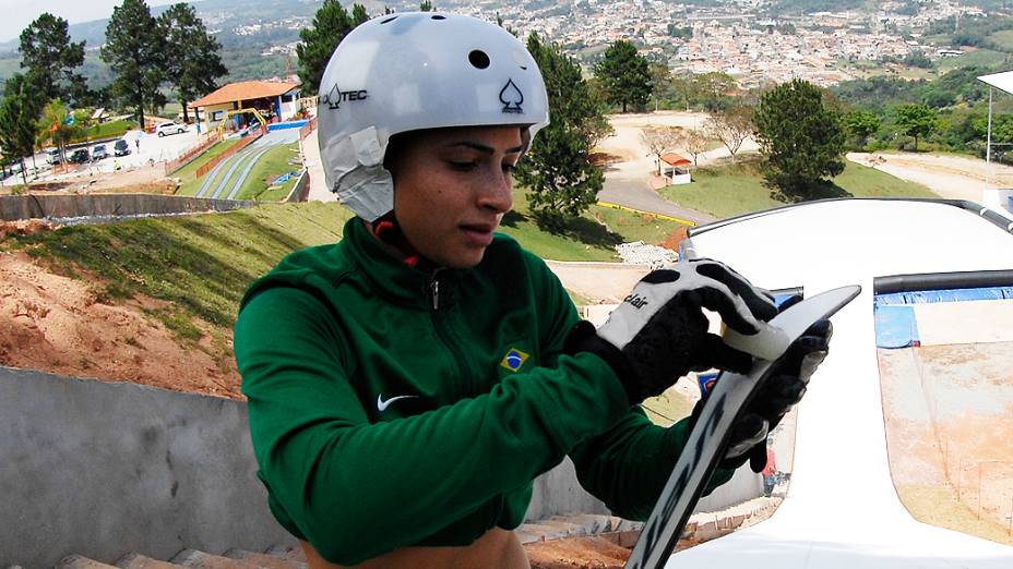Lais Souza, durante treino de esqui em São Roque (SP), em outubro de 2013