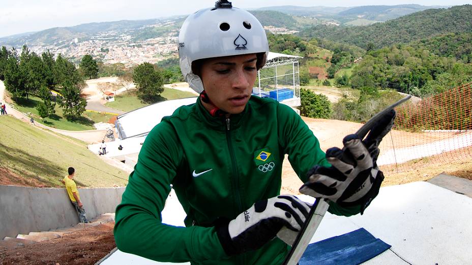 Lais Souza, durante treino de esqui em São Roque (SP), em outubro de 2013