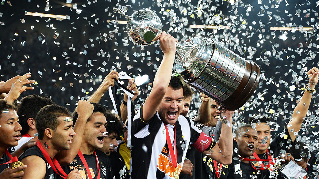 Atlético MG comemora conquista da Libertadores 2013, no Estádio do Mineirão, em Belo Horizonte, nesta quarta-feira (24)