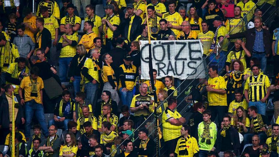 Torcedores do Borussia Dortmund: faixa pede saída de Mario Götze