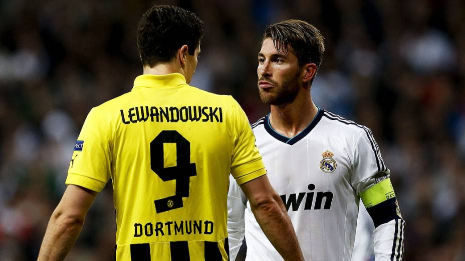 Sergio Ramos discute  com Robert Lewandowski durante segunda partida das semi-finais da Liga dos Campeões entre Real Madrid e Borussia Dortmund no estádio Santiago Bernabeu, em Madrid