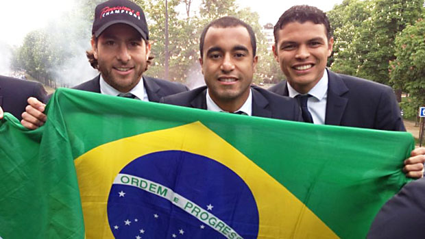Lucas comemora título do Campeonato Francês com Maxwell (à esq.) e Thiago Silva